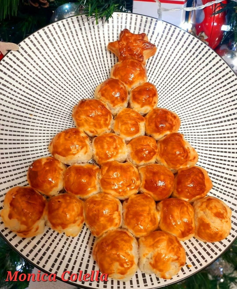 Albero di Natale di pasta sfoglia in friggitrice ad aria, ripieno di wurstel preview