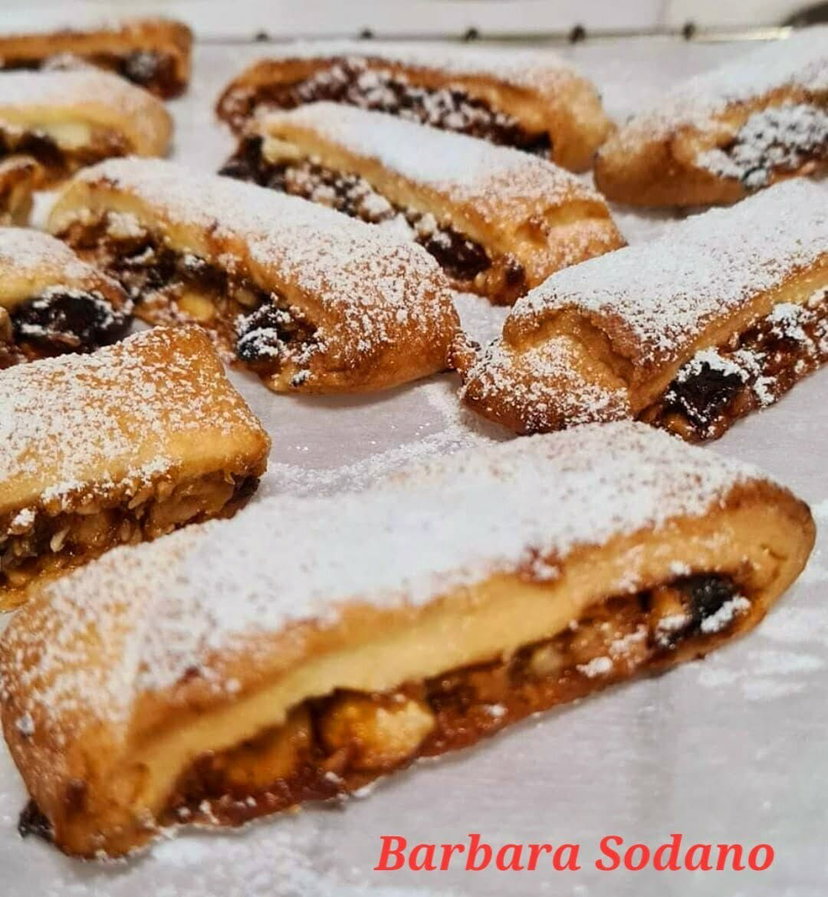 Biscotti natalizi in friggitrice ad aria, ripieni di frutta secca e marmellata preview