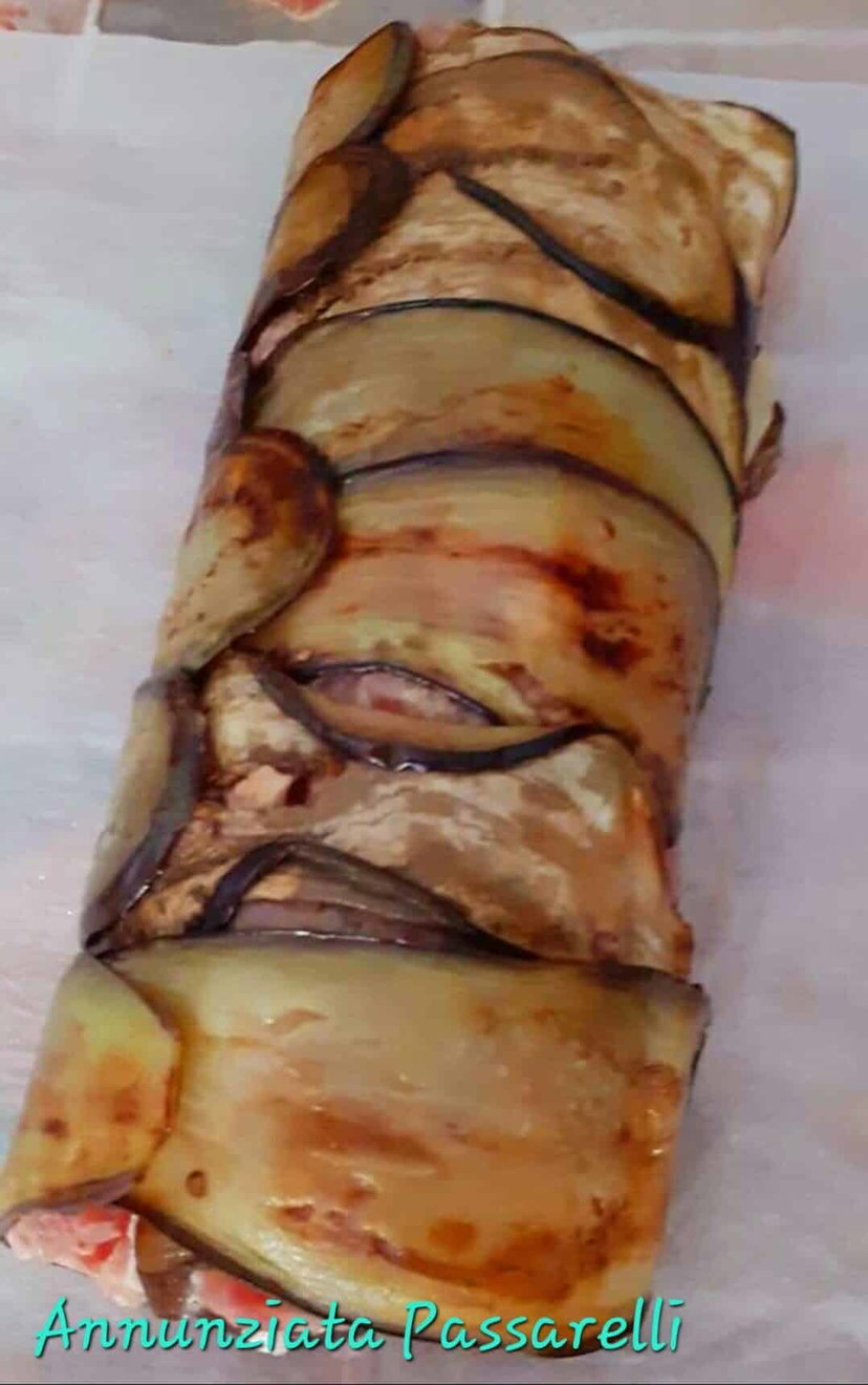 Polpettone arrotolato su letto di melanzane in friggitrice ad aria preview