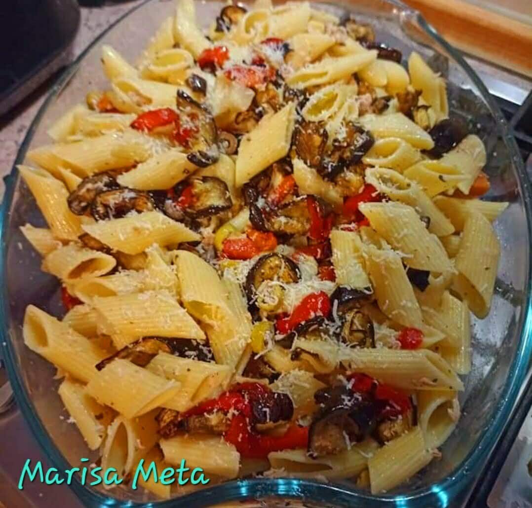 Pasta fredda con peperoni e melanzane in friggitrice ad aria article-post