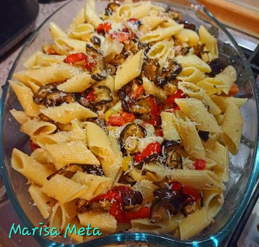 Pasta fredda con peperoni e melanzane in friggitrice ad aria preview