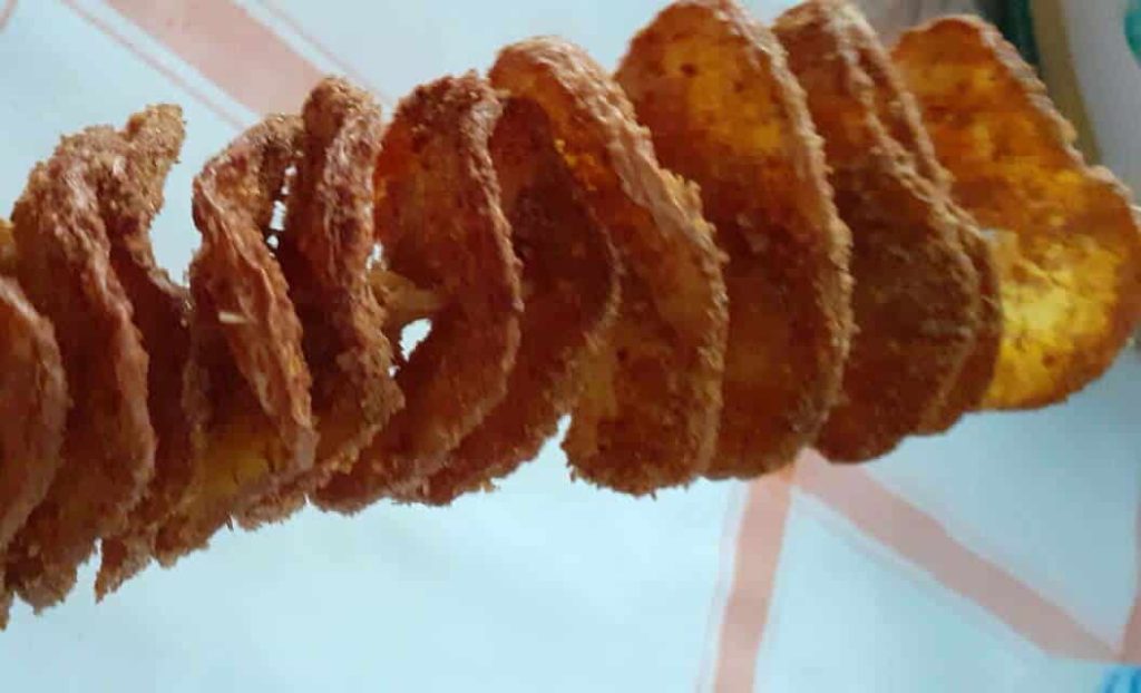 Le Spirali di patate rosse in friggitrice ad aria sono perfette per un gustoso snack in classico stile street food