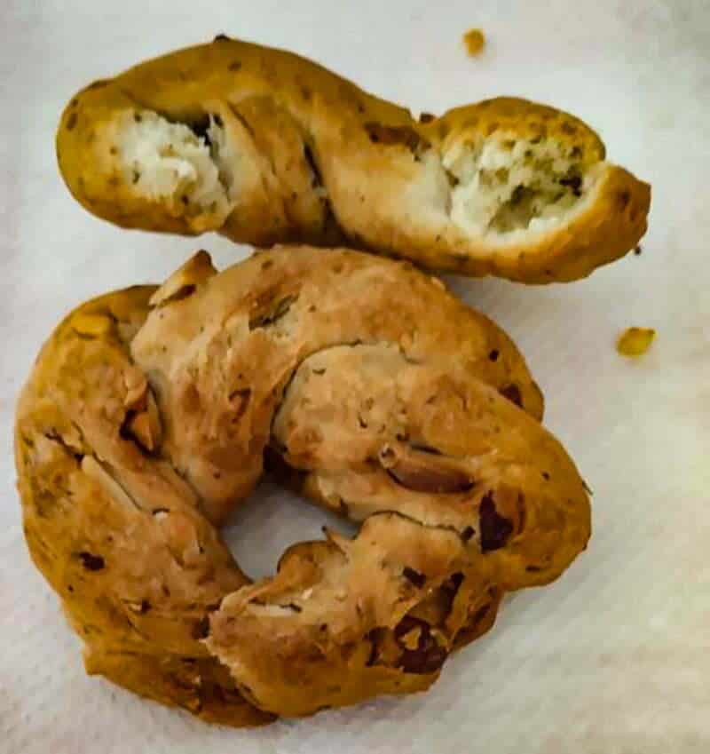 Taralli napoletani in friggitrice ad aria, con sugna, pepe e mandorle preview