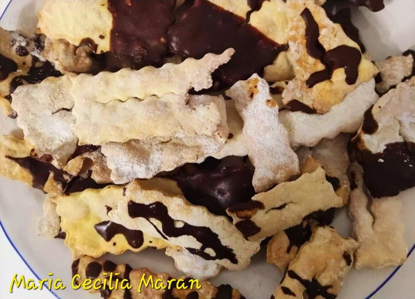 Chiacchiere in friggitrice ad aria ricoperte di cioccolato, il dolce di carnevale preview