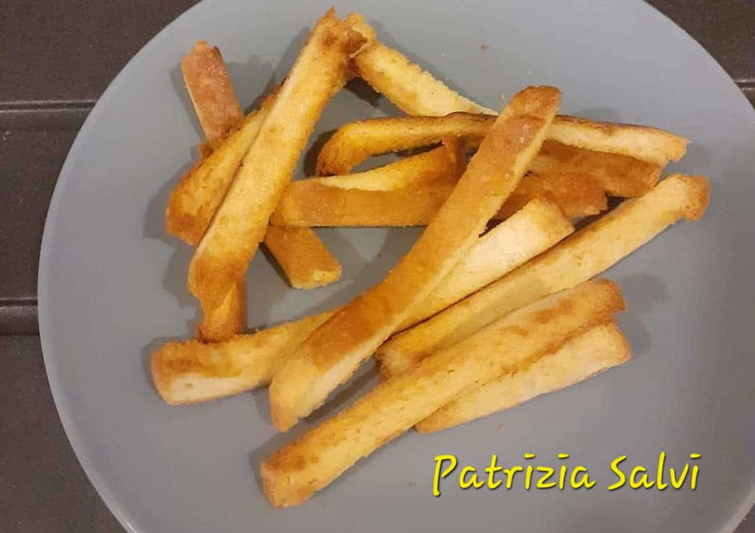 Bastoncini di pane in friggitrice ad aria, gli stick per un veloce antipasto. Aggiungi le salsine preview
