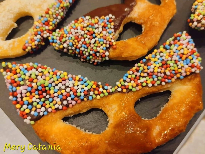 Mascherine di carnevale di pasta sfoglia in friggitrice ad aria, facilissime preview