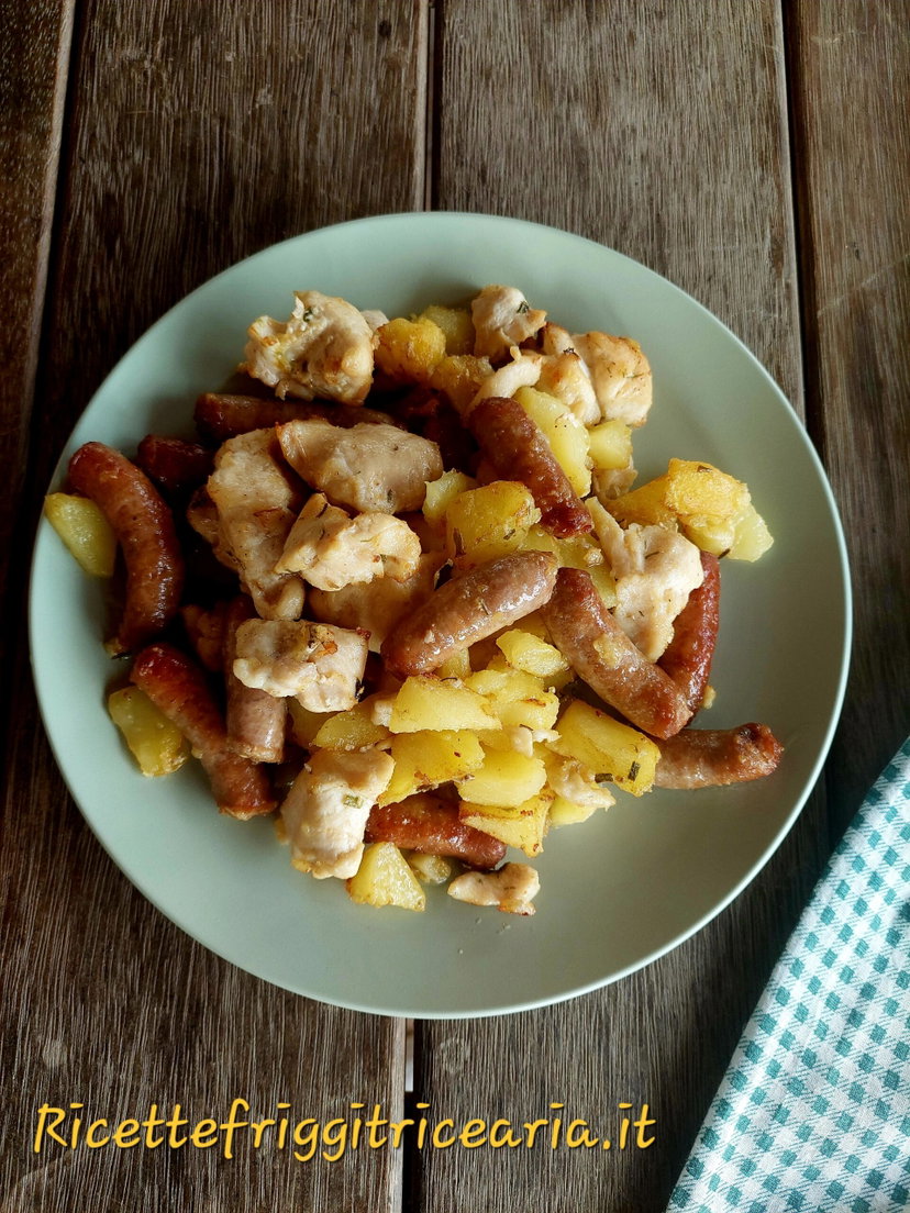 Patate, salsiccia e pollo in friggitrice ad aria, il piatto velocissimo preview