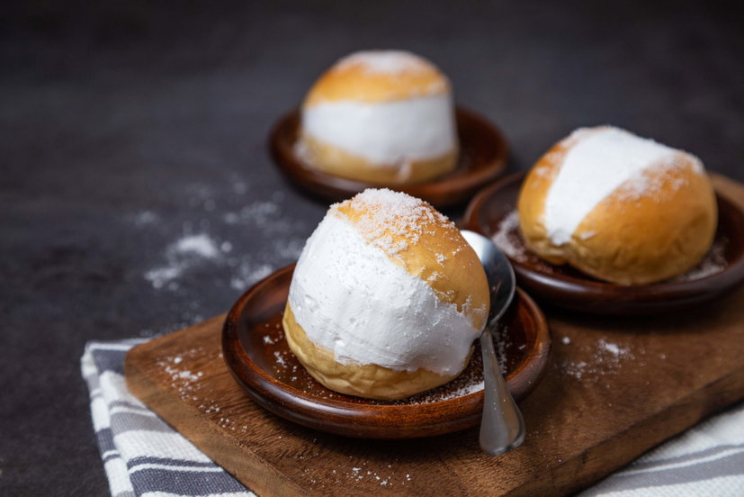 Maritozzi con crema chantilly, cotti in friggitrice ad aria preview