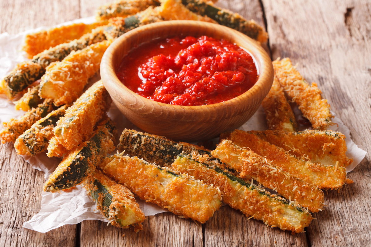 Bastoncini di zucchine croccanti in friggitrice ad aria article-post