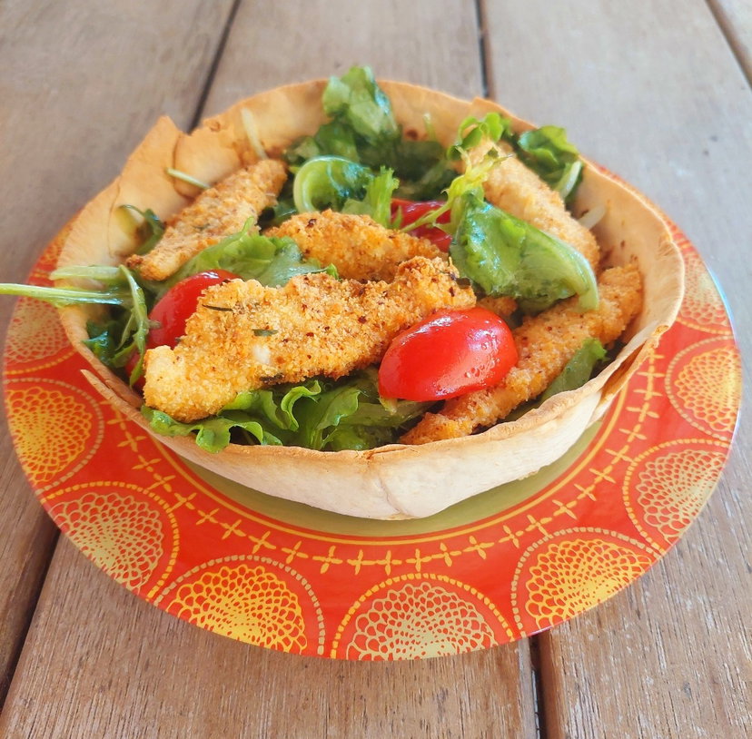 Cestino di piadina con straccetti di pollo croccanti e insalata mista in friggitrice ad aria preview