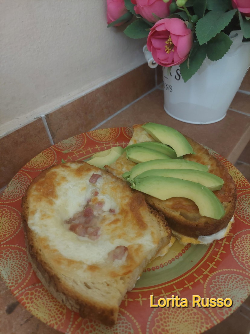 Pane Toast con uova, formaggio filante e avocado in friggitrice ad aria preview