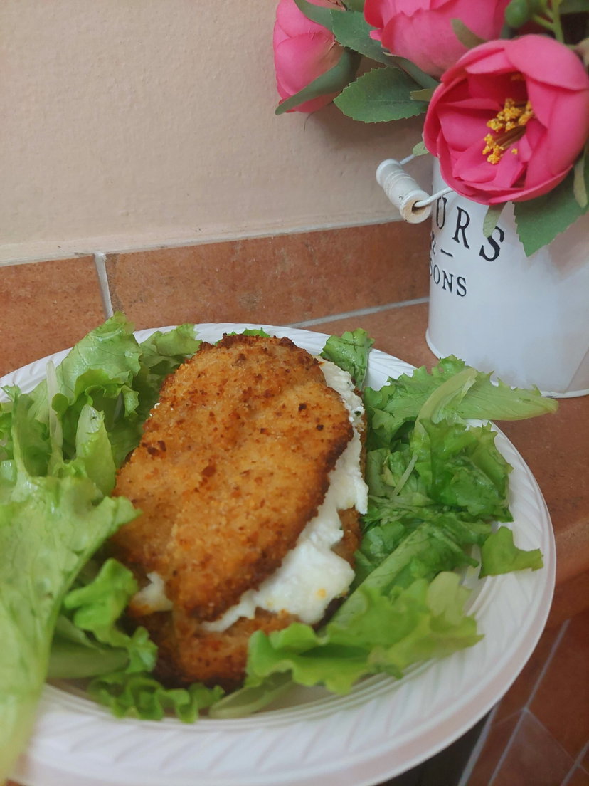 Cotolette di pollo farcite con ricotta e mozzarella in friggitrice ad aria: croccanti fuori e filanti dentro preview