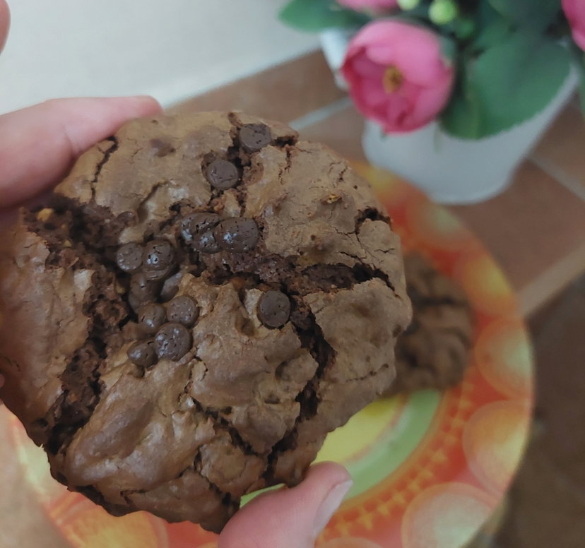 La ricetta segreta dei cookies al cioccolato e nocciole in friggitrice ad aria, pronti in soli 20 minuti preview