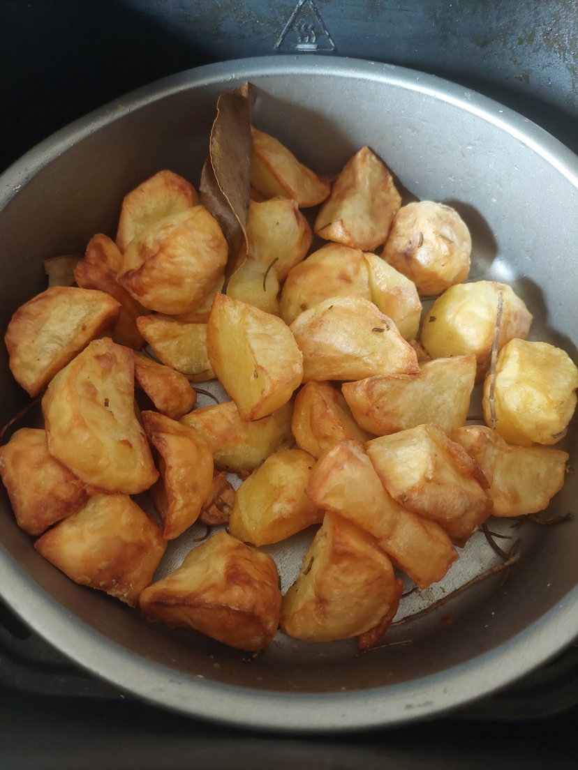 Hai 30 minuti? Prepara le migliori patate all’aglio e rosmarino in friggitrice ad aria ( trucco ) preview