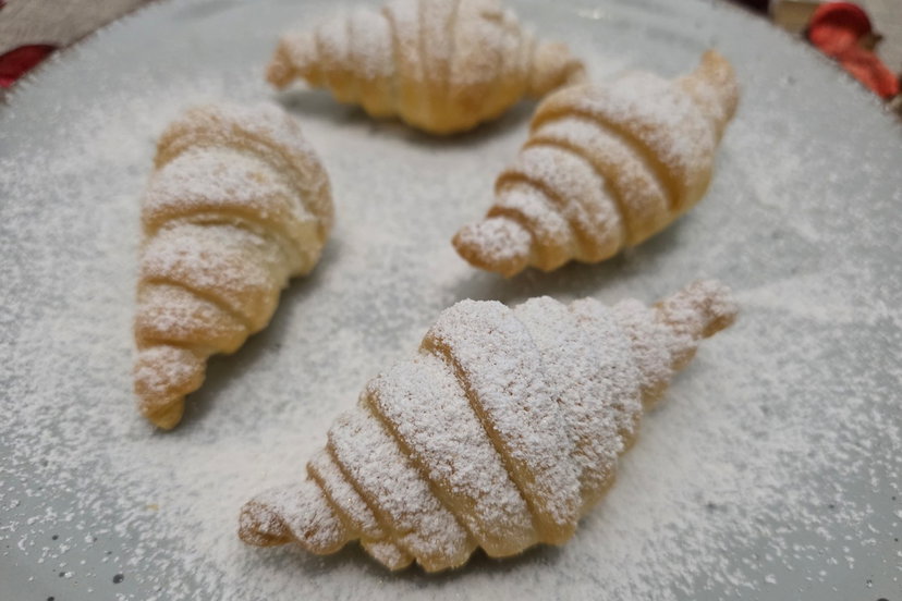 Cornetti di pasta sfoglia in friggitrice ad aria, sembrano sfogliati preview