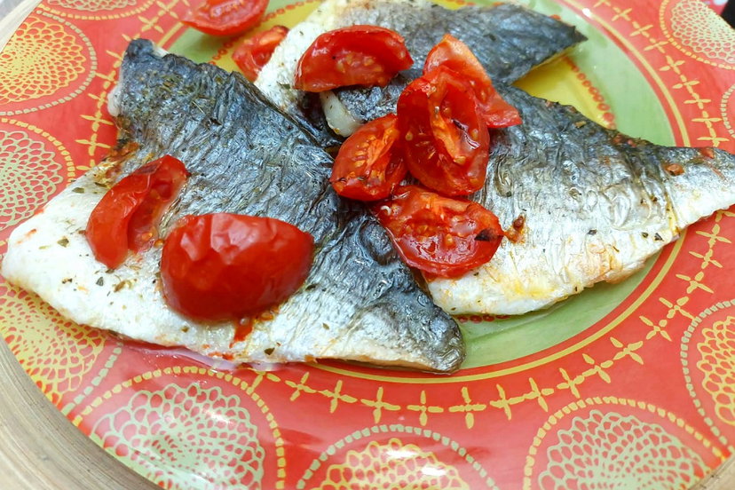 Filetti di orata in friggitrice ad aria con pomodorini: ricetta veloce, pronta in 15 minuti preview