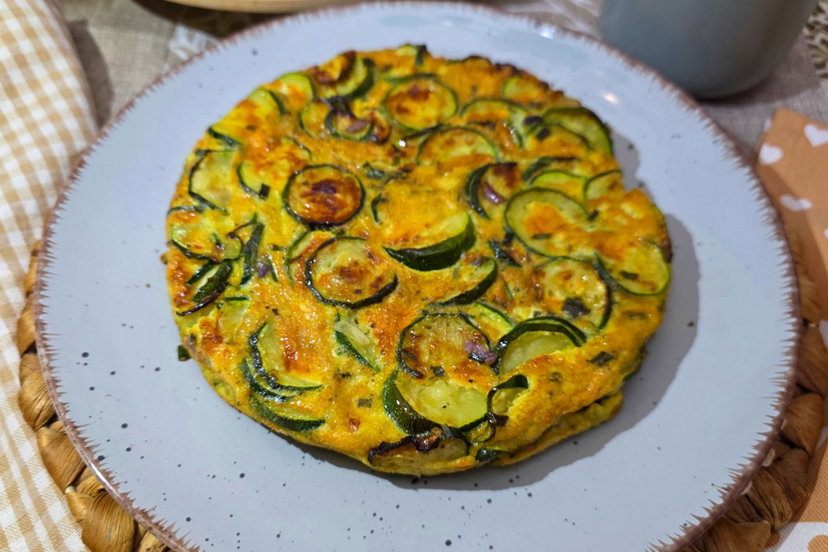 Frittata di zucchine in friggitrice ad aria: alta, dorata e pronta in pochi minuti preview