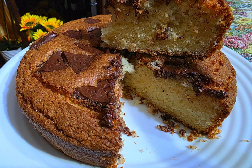 Torta soffice allo yogurt e banana in friggitrice ad aria: alta, profumata e facilissima preview