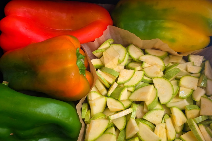 Peperoni e zucchine in friggitrice ad aria: due contorni con una sola cottura e senza sporcare preview