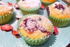 Muffin cocco e fragole in friggitrice ad aria