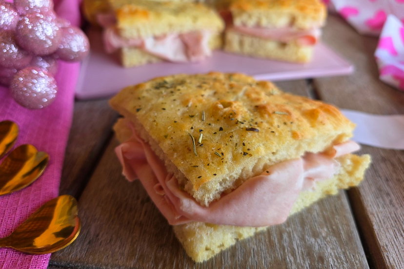 Focaccia e mortadella in friggitrice ad aria: soffice, alveolata e morbidissima preview