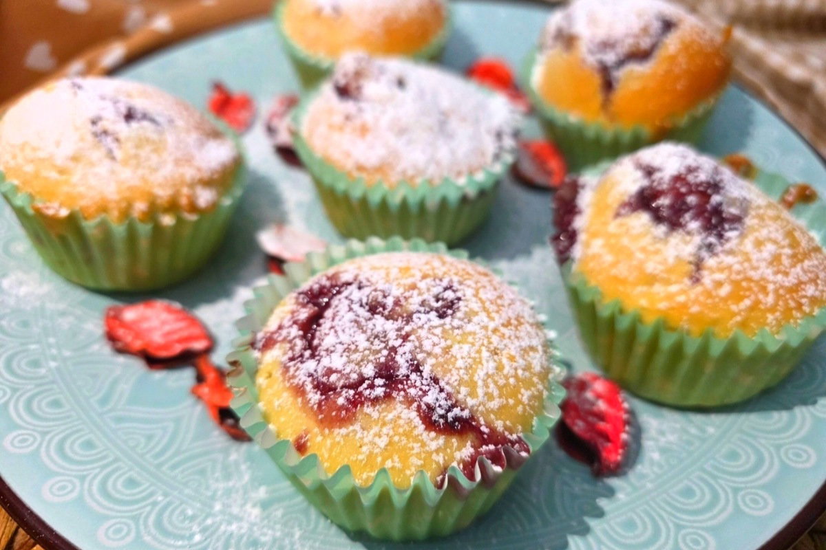 Muffin cocco e fragola in friggitrice ad aria