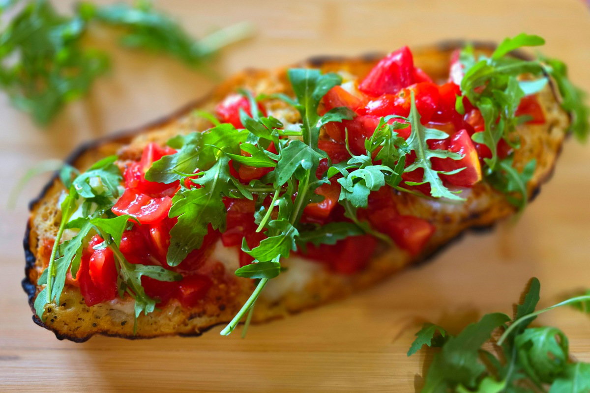 Bruschettone con mozzarella, pomodorini e rucola in friggitrice ad aria article-post