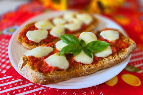 Frisella pizza in friggitrice ad aria, la ricetta che ti salva pranzo e cena in 5 minuti preview