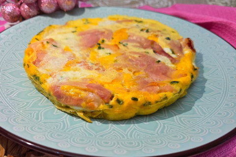 Omelette con formaggio e prosciutto cotto in friggitrice ad aria, pronta in 15 minuti, alta, filante e saporita preview