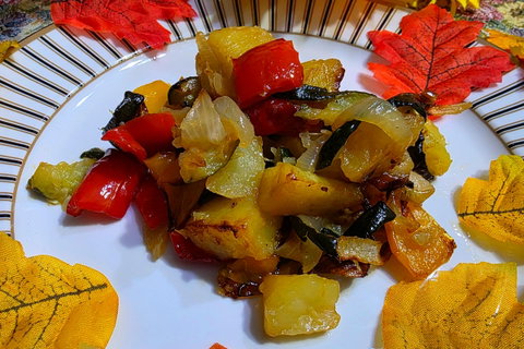 Mix di verdure in friggitrice ad aria, peperoni, zucchine, patate e cipolla preview