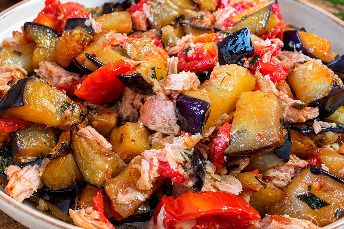 Sugo di melanzane a funghetto con pomodori e tonno in friggitrice ad aria article-post