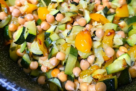 Contorno vegano in friggitrice ad aria: zucchine, peperoni e ceci preview