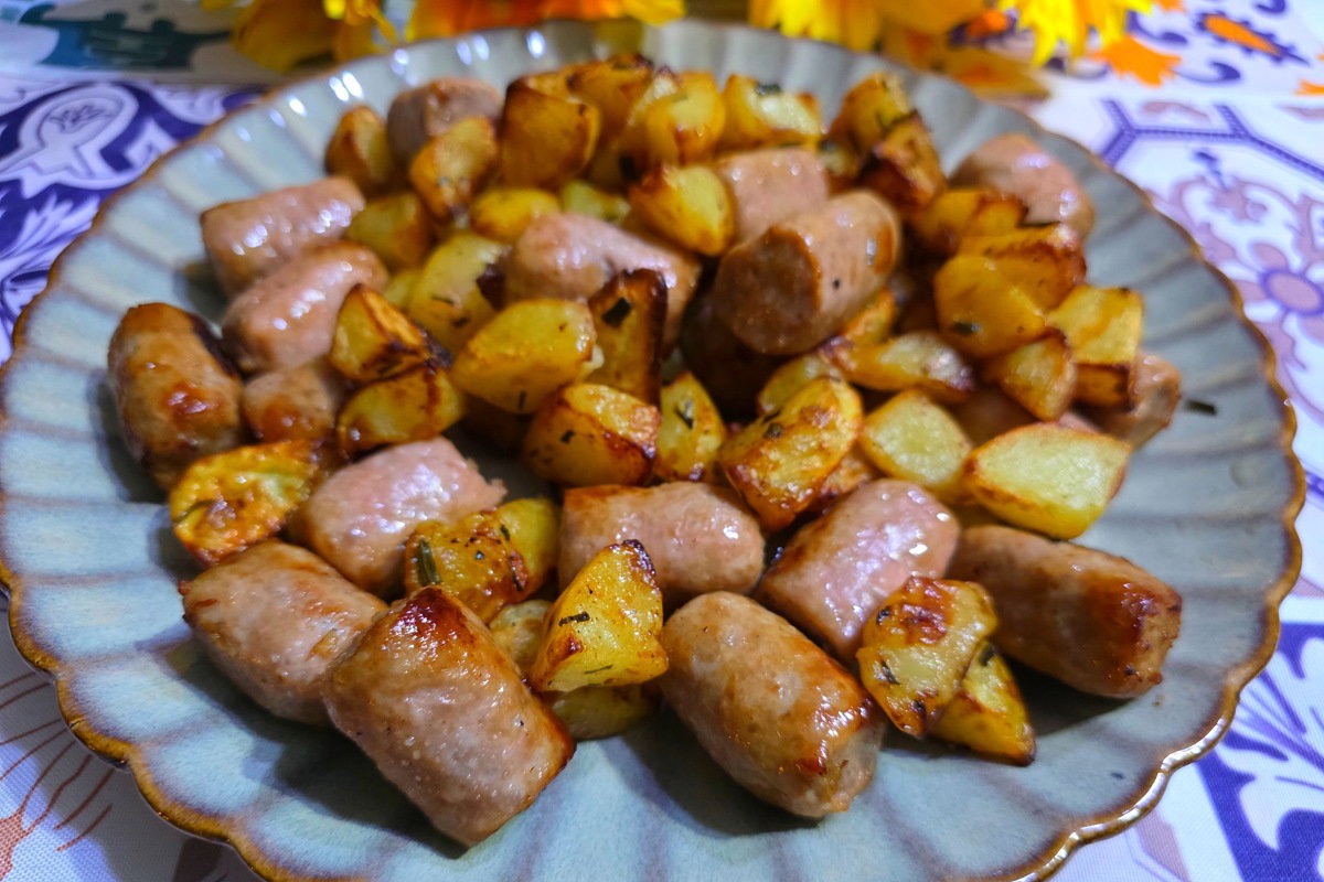 Salsicce di tacchino e patate croccanti in friggitrice ad aria article-post