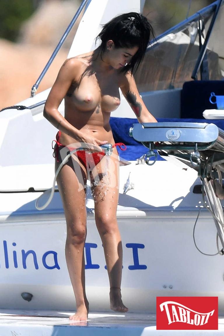 Il topless di Giulia in Sardegna.