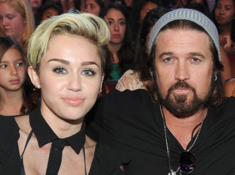 Miley Cyrus insieme al padre