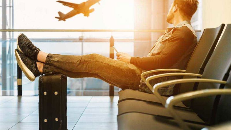 dormire in aeroporto aperto notte