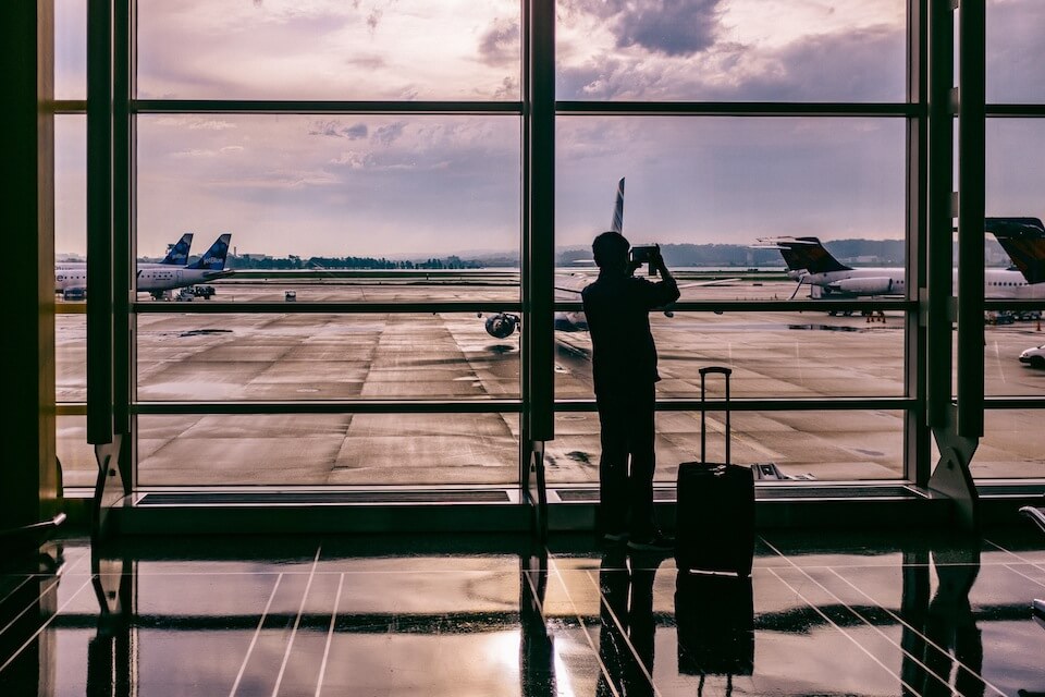 Prima volta in aeroporto? Ecco cosa fare riassunto in un'infografica