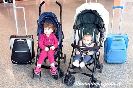 Viaggiare in aereo con bambini con easyjet