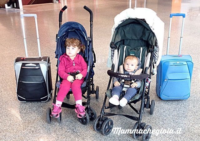 Viaggiare in aereo con bambini con easyjet