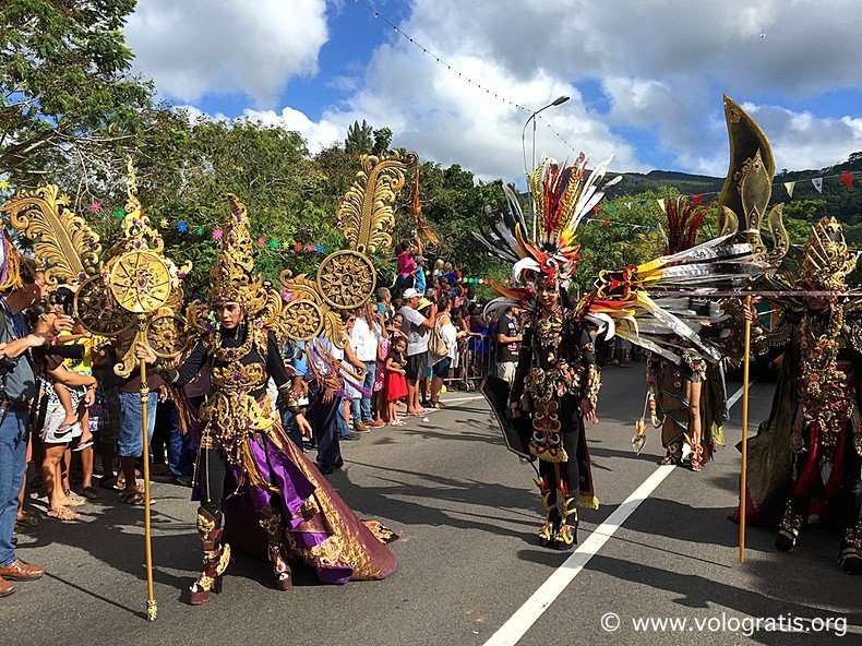 maschere indonesiane al carnevale di victoria seychelles