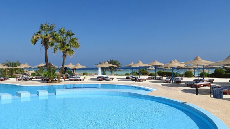 piscina di un resort-2