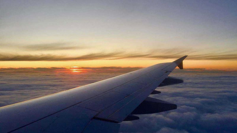 aereo in volo al tramonto