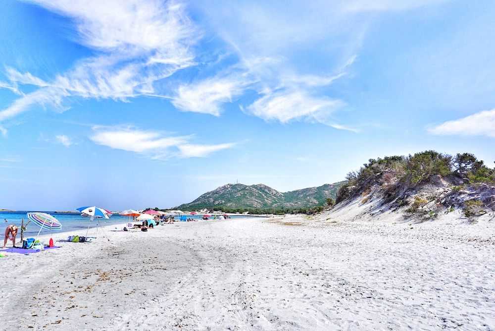 Capo Comino in Sardegna alte dune, sabbia bianca e mare cristallino