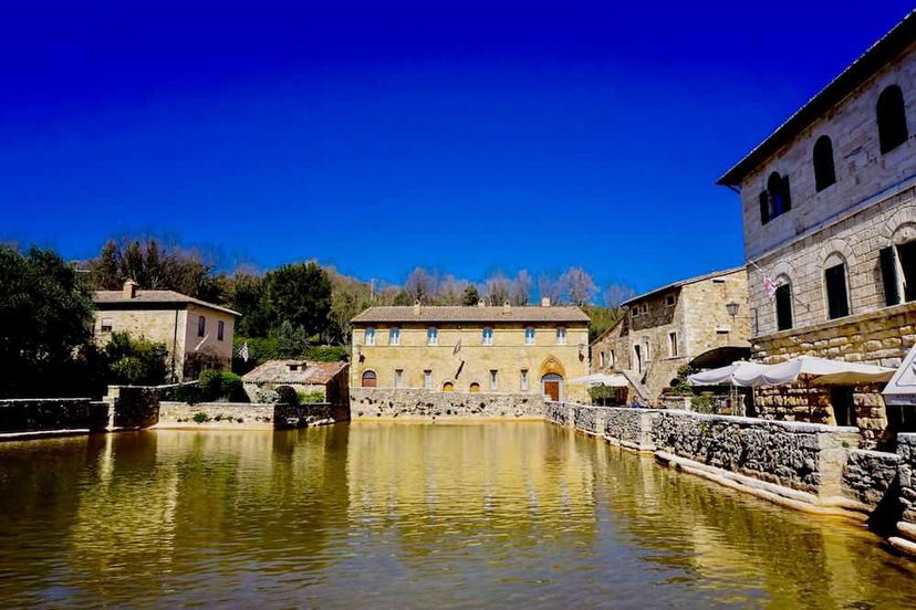 Bagno Vignoni: cosa vedere e cosa fare nel borgo con la vasca termale medievale preview