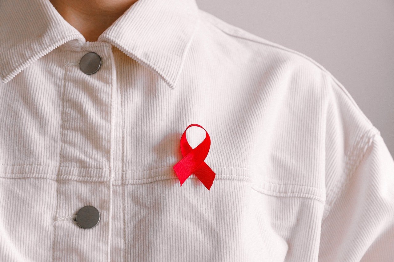 Viaggiare se si è affetti da HIV: consigli, avvertenze e restrizioni