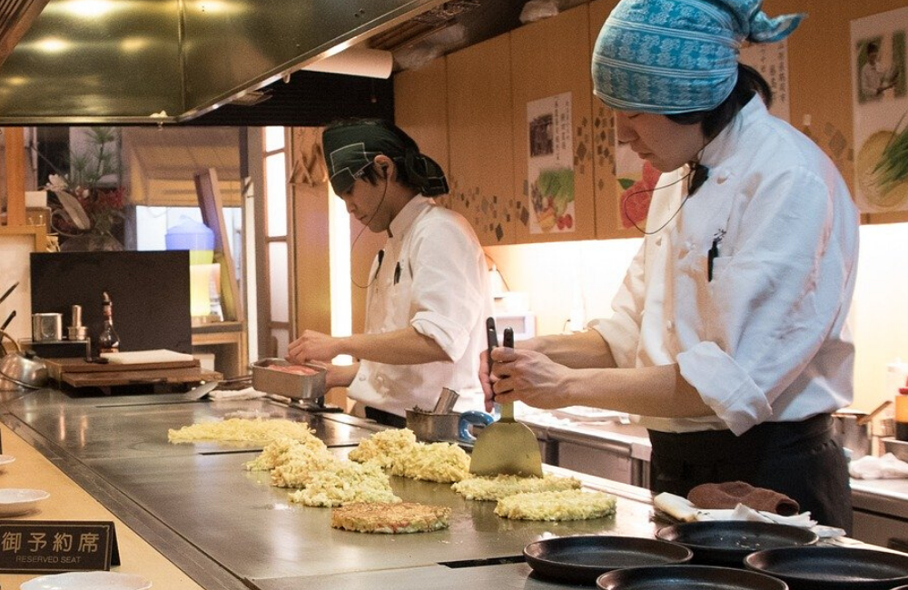 Uno dei tantissimi ristoranti di Okonomiyaki all'Okonomimura