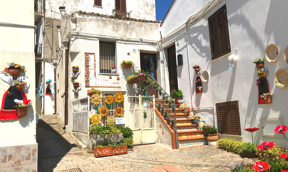 Pisticci (Basilicata): Cosa vedere e dove mangiare nella città dalle casette bianche e dal paesaggio lunare