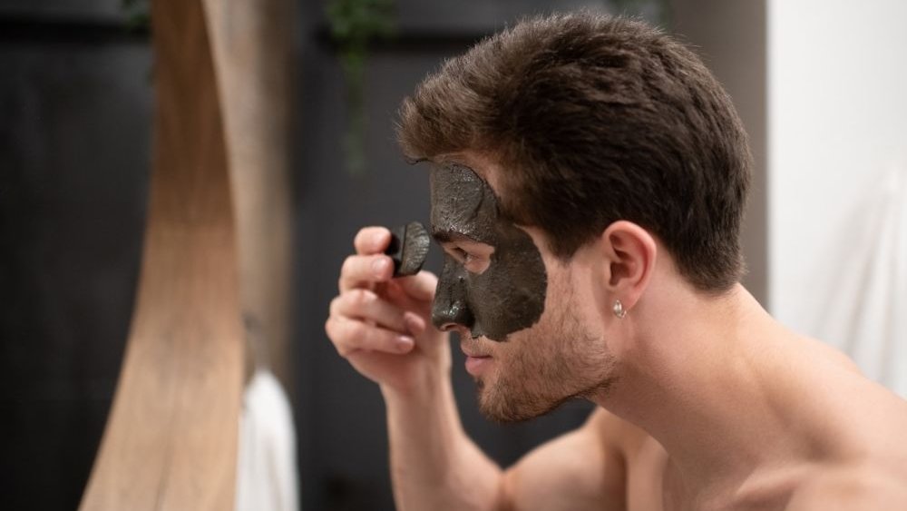 Skincare autunnale uomo: Consigli e prodotti per la cura della pelle del viso in autunno