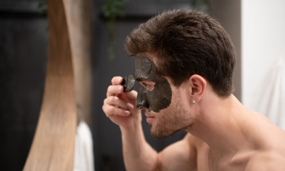Skincare autunnale uomo: Consigli e prodotti per la cura della pelle del viso in autunno