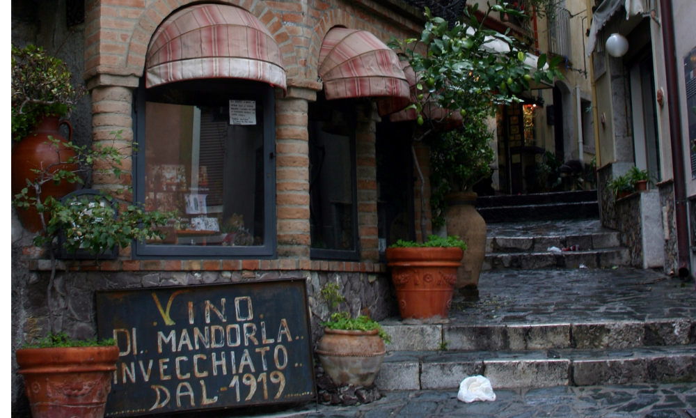 Alla scoperta del bar siciliano interamente decorato con falli